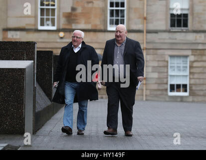 WEITERVERBREITUNG Änderung Links zu rechts Harry Clarke (rechts), der Fahrer eines bin-LKW die abgestürzt, sechs Menschen getötet, im Jahr 2014 ankommen, mit einem unbekannten Mann in Glasgow Sheriff Court wo er verurteilt für schuldhafte und rücksichtsloses Fahren an gesonderten Terminen neun Monate nach der Tragödie. Stockfoto