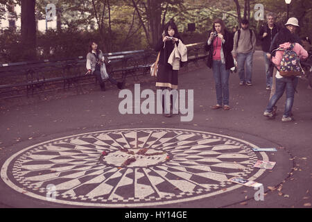 Das berühmte Strawberry Field-Denkmal im Central Park. Angelegte Abschnitt widmet sich der Erinnerung an John Lennon von den Beatles. Stockfoto