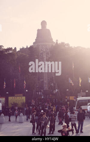 Die Tian Tan Buddha ist eine große Bronze-Statue bei Ngong Ping auf Landtau Insel, Hong Kong. Die Statue ist in der Nähe des Po Lin Monastery und symbolisiert th Stockfoto