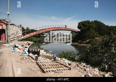 Großes Problem mit Abfallbeseitigung in Cidade de Deus liegt in West Zone von Rio De Janeiro in Brasilien. Cidade de Deus ist am besten bekannt geworden. Stockfoto