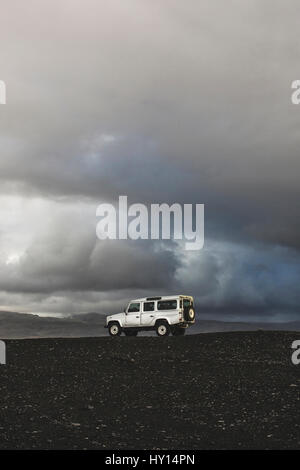 Weißes Land Rover Defender in sollen, Island. Die Gegend ist bekannt für den schwarzen Strand und das Flugzeug-Wrack. Stockfoto