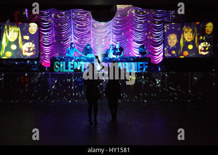 Menschen standen vor dem DJ-Pult in der silent Disco, SWN Festival, Cardiff, Wales Stockfoto