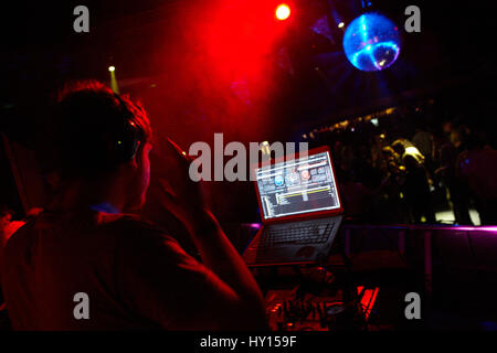 DJ spielt in der Dj-Booth, SWN Silent Disco Festival, Cardiff Stockfoto