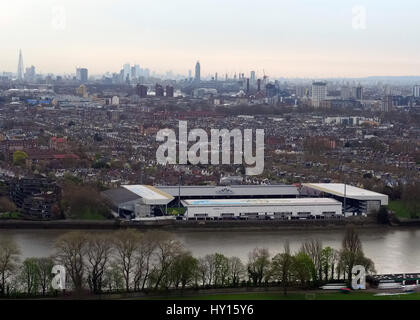 Ein Blick auf die Themse und Fulham Football Club in London. Stockfoto