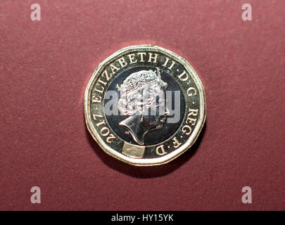 Neue zwölf-seitig ein Pfund-Münze eingeführt Ende März 2017 in UK Stockfoto