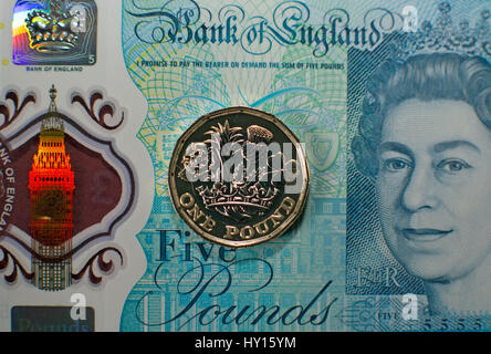 Neue zwölf-seitig ein Pfund-Münze auf eine fünf-Pfund-Note, UK Stockfoto