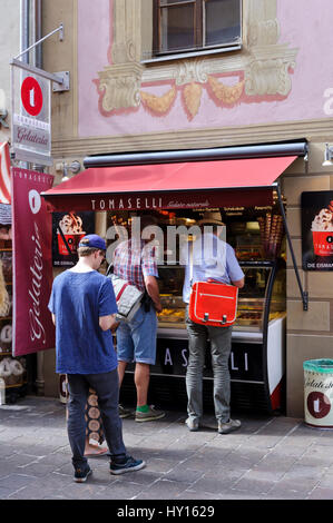 Die Leute kaufen Eis, Innsbruck, Österreich Stockfoto