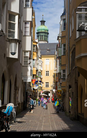 Eine schmale Straße mit Reihen von Geschäften, Innsbruck, Österreich Stockfoto