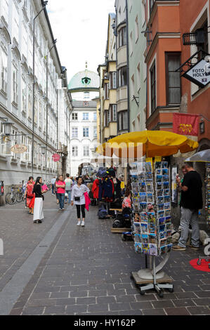 Eine schmale Straße mit Reihen von Geschäften, Innsbruck, Österreich Stockfoto