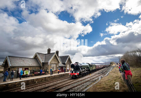 Die Flying Scotsman übergibt Ribblehead-Bahnhof in der Yorkshire Dales National Park, als der Settle-Carlisle Railway Linie öffnet nach Überschwemmungen. Stockfoto