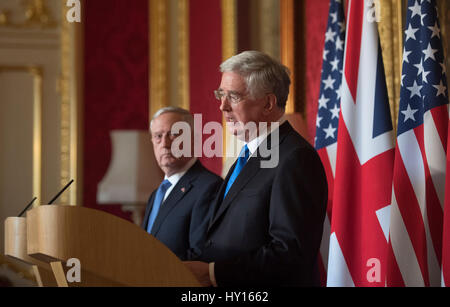 Defence Secretary Sir Michael Fallon und uns Defence Secretary James Mattis (links) während einer gemeinsamen Pressekonferenz im Lancaster House in London. Stockfoto