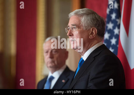 Defence Secretary Sir Michael Fallon und uns Defence Secretary James Mattis (links) während einer gemeinsamen Pressekonferenz im Lancaster House in London. Stockfoto