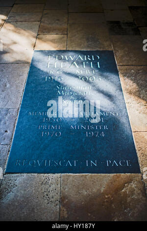 Grab mit Gedenktafel für Edward Heath in der Kathedrale von Salisbury in Wiltshire, England. Stockfoto