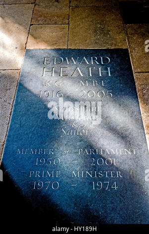 Grab mit Gedenktafel für Edward Heath in der Kathedrale von Salisbury in Wiltshire, England. Stockfoto