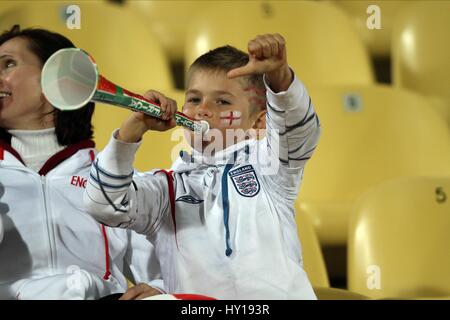 JUNGER FAN Schläge VUVUZELA ENGLAND FAN ENGLAND FAN ROYAL BAFOKENG Stadion RUSTENBURG Südafrika 12. Juni 2010 Stockfoto