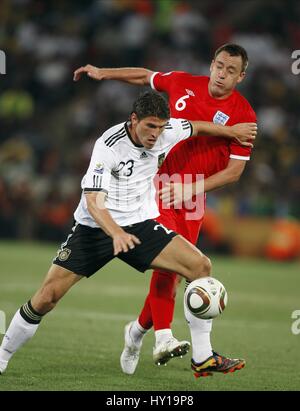 MARIO GOMEZ & JOHN TERRY Deutschland gegen ENGLAND Deutschland V ENGLAND FREE STATE Stadion BLOEMFONTEIN Südafrika 27. Juni 2010 Stockfoto