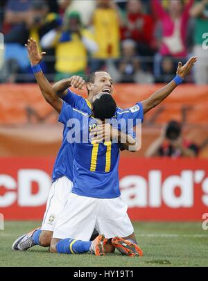 LUIS FABIANO & ROBINHO Brasilien V Niederlande Brasilien V Niederlande NELSON MANDELA BAY Stadion PORT ELIZABETH SOUTH Afrika 02 Jul Stockfoto