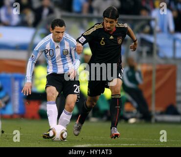 MAXI RODRIGUEZ & SAMI KHEDIRA Argentinien V Deutschland GREEN POINT Stadion Kapstadt Südafrika 3. Juli 2010 Stockfoto