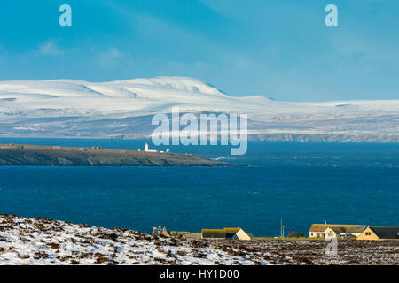 Hoy in den Orkney-Inseln und den Leuchtturm auf der Insel Stroma von Duncansby Head, in der Nähe von John o' Groats, Caithness, Schottland, UK. Stockfoto