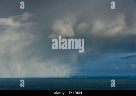 Schnee-Dusche von der Insel von Muckle Schäre im Pentland Firth von Duncansby Head, in der Nähe von John o' Groats, Caithness, Schottland, UK Stockfoto