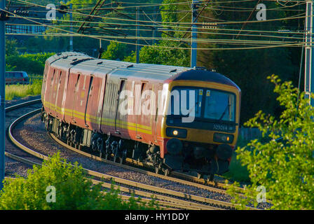 EWS-Klasse 325 325014 in Royal Mail-Lackierung auf der West Coast Main Line an Winwick Kreuzung gesehen. Stockfoto