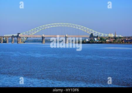 Der massive Bogen der Brücke über den Fluss Mersey zwischen Runcorn und Widnes in Cheshire Queensway. Gesehen von Widnes Nordufer. Stockfoto