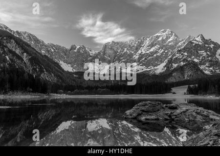 Sonnenaufgang über dem Mt. Mangart und Fusine Seen Stockfoto