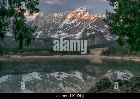 Sonnenaufgang über dem Mt. Mangart und Fusine Seen Stockfoto