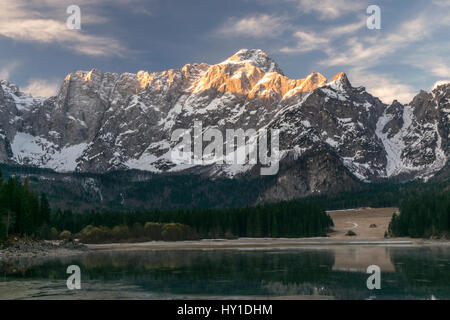 Sonnenaufgang über dem Mt. Mangart und Fusine Seen Stockfoto