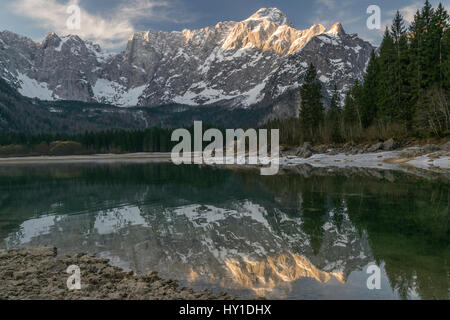 Sonnenaufgang über dem Mt. Mangart und Fusine Seen Stockfoto