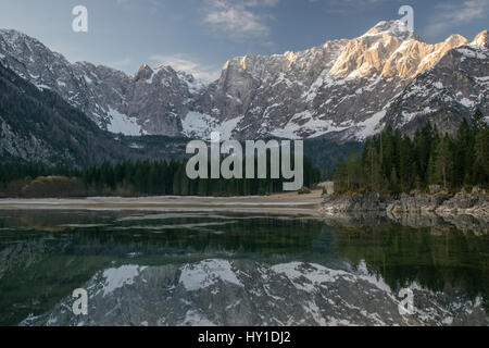 Sonnenaufgang über dem Mt. Mangart und Fusine Seen Stockfoto