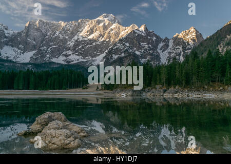 Sonnenaufgang über dem Mt. Mangart und Fusine Seen Stockfoto