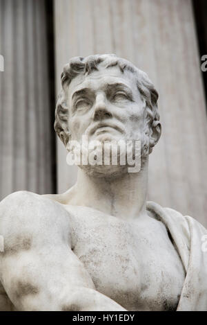 Eine Nahaufnahme von eine griechische Marmorstatue außerhalb des österreichischen Parlaments in Wien Österreich. Stockfoto