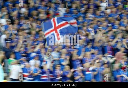 Island FANS WEHENDE Flagge PORTUGAL V Island STADE GEOFFROY-GUICHARD Saint-Etienne Frankreich 14. Juni 2016 Stockfoto