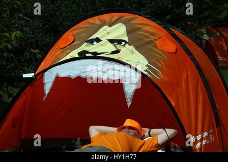 HOLLAND Zelt AS Niederländisch FANS CAMP SITE niederländische FANS CAMP SITE LÖWENFLUSS Campingplatz Charkow UKRAINE 8. Juni 2012 Stockfoto