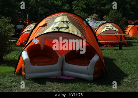 HOLLAND Zelt AS Niederländisch FANS CAMP SITE niederländische FANS CAMP SITE LÖWENFLUSS Campingplatz Charkow UKRAINE 8. Juni 2012 Stockfoto