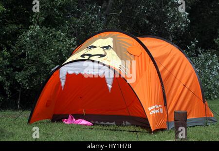 HOLLAND Zelt AS Niederländisch FANS CAMP SITE niederländische FANS CAMP SITE LÖWENFLUSS Campingplatz Charkow UKRAINE 8. Juni 2012 Stockfoto