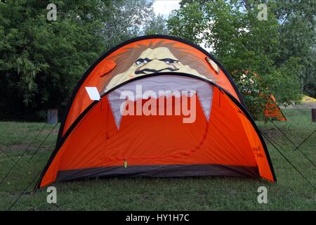 HOLLAND Zelt AS Niederländisch FANS CAMP SITE niederländische FANS CAMP SITE LÖWENFLUSS Campingplatz Charkow UKRAINE 8. Juni 2012 Stockfoto