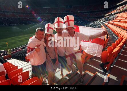 ENGLISCHEN FANS mit Hüte Flagge ENGLAND MANCHESTER ENGLAND & MANCHESTER CITY FC DONBASS ARENA Donezk UKRAINE 11. Juni 2012 Stockfoto