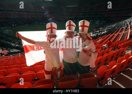 ENGLISCHEN FANS mit Hüte Flagge ENGLAND MANCHESTER ENGLAND & MANCHESTER CITY FC DONBASS ARENA Donezk UKRAINE 11. Juni 2012 Stockfoto