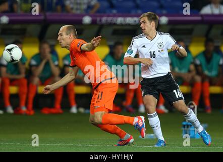 ARJEN ROBBEN PHILIPP LAHM HOLLAND V Deutschland HOLLAND V Deutschland METALIST Stadion Charkow UKRAINE 13. Juni 2012 Stockfoto