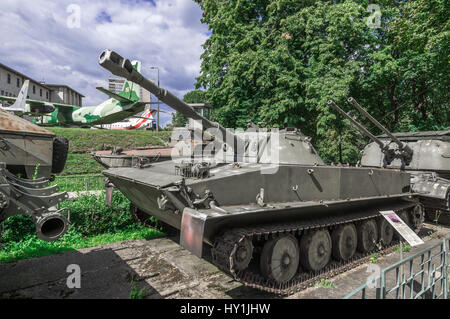 Sowjetische PT-76 amphibisches Aufklärungs leichter Panzer mit 76,2 mm D-56T gezogen Panzergeschütz - Museum der polnischeArmee, Warschau, Polen Stockfoto