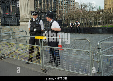 Bewaffnete Polizei und neuen Sicherheitsvorkehrungen greifen außen Houses of Parliament, nach dem 22. März 2017-Terror in Westminster, London, UK Stockfoto