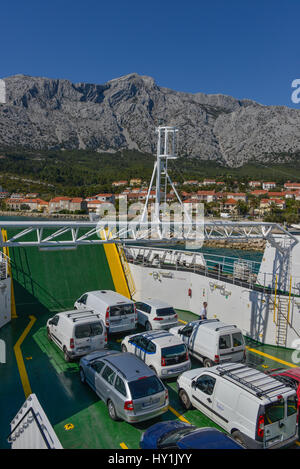 Im Hochformat von der Autofähre, die von Orebic, Korcula Insel in Kroatien, mit typischen Garrigue Typ Bergen im Hintergrund in Orebic geht. Stockfoto