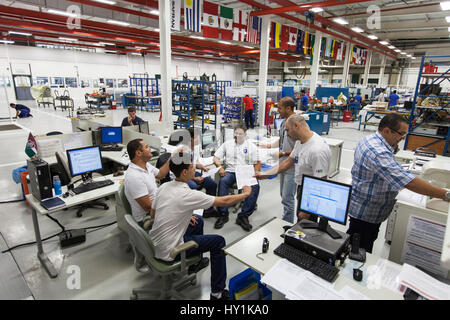 Luft-und Raumfahrtindustrie, arbeiten treffen bei der Abteilung technische Dokumentation im Vordergrund, Gesamtansicht von Anlagen und Einrichtungen im Hintergrund, Brasilien. Stockfoto