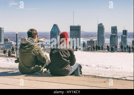 Montreal, CA - 30. März 2017: Menschen genießen einen sonnigen Frühlingstag auf Kondiaronk Belvedere Stockfoto