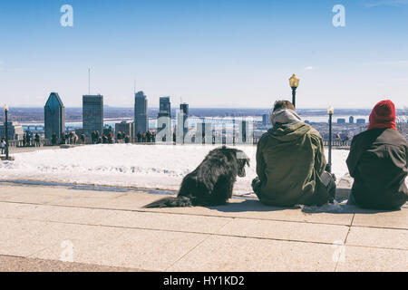 Montreal, CA - 30. März 2017: Menschen genießen einen sonnigen Frühlingstag auf Kondiaronk Belvedere Stockfoto