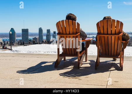 Montreal, CA - 30. März 2017: Menschen sitzen auf einem hölzernen Liegestuhl und genießen Sie einen sonnigen Frühlingstag auf Kondiaronk Belvedere Stockfoto