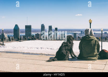 Montreal, CA - 30. März 2017: Menschen genießen einen sonnigen Frühlingstag auf Kondiaronk Belvedere Stockfoto