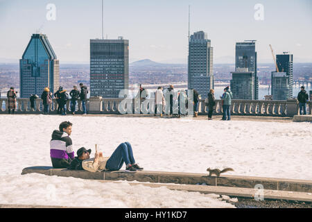 Montreal, CA - 30. März 2017: Menschen genießen einen sonnigen Frühlingstag auf Kondiaronk Belvedere Stockfoto